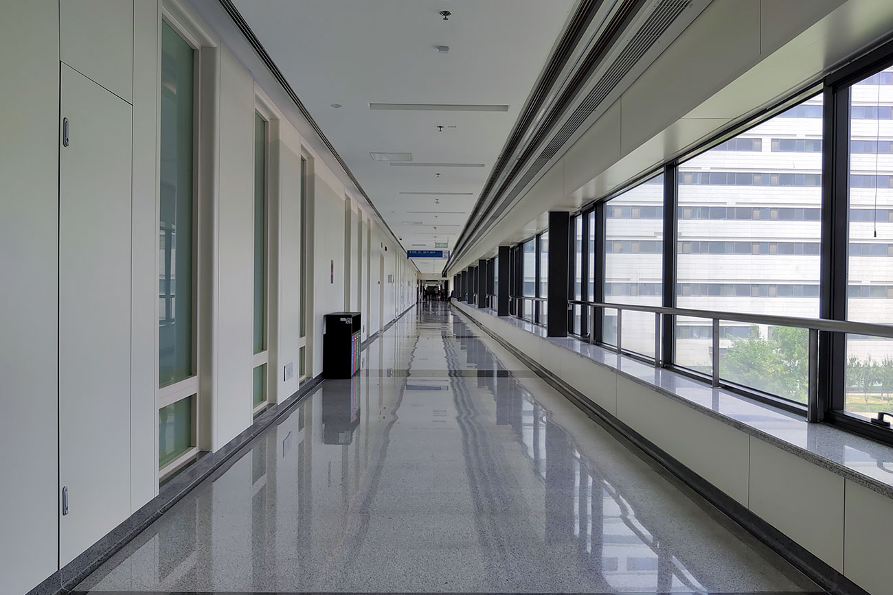 Hallway in a ASC facility Dallas-Fort Worth ambulatory surgery center partnered with Vertex Anesthesia